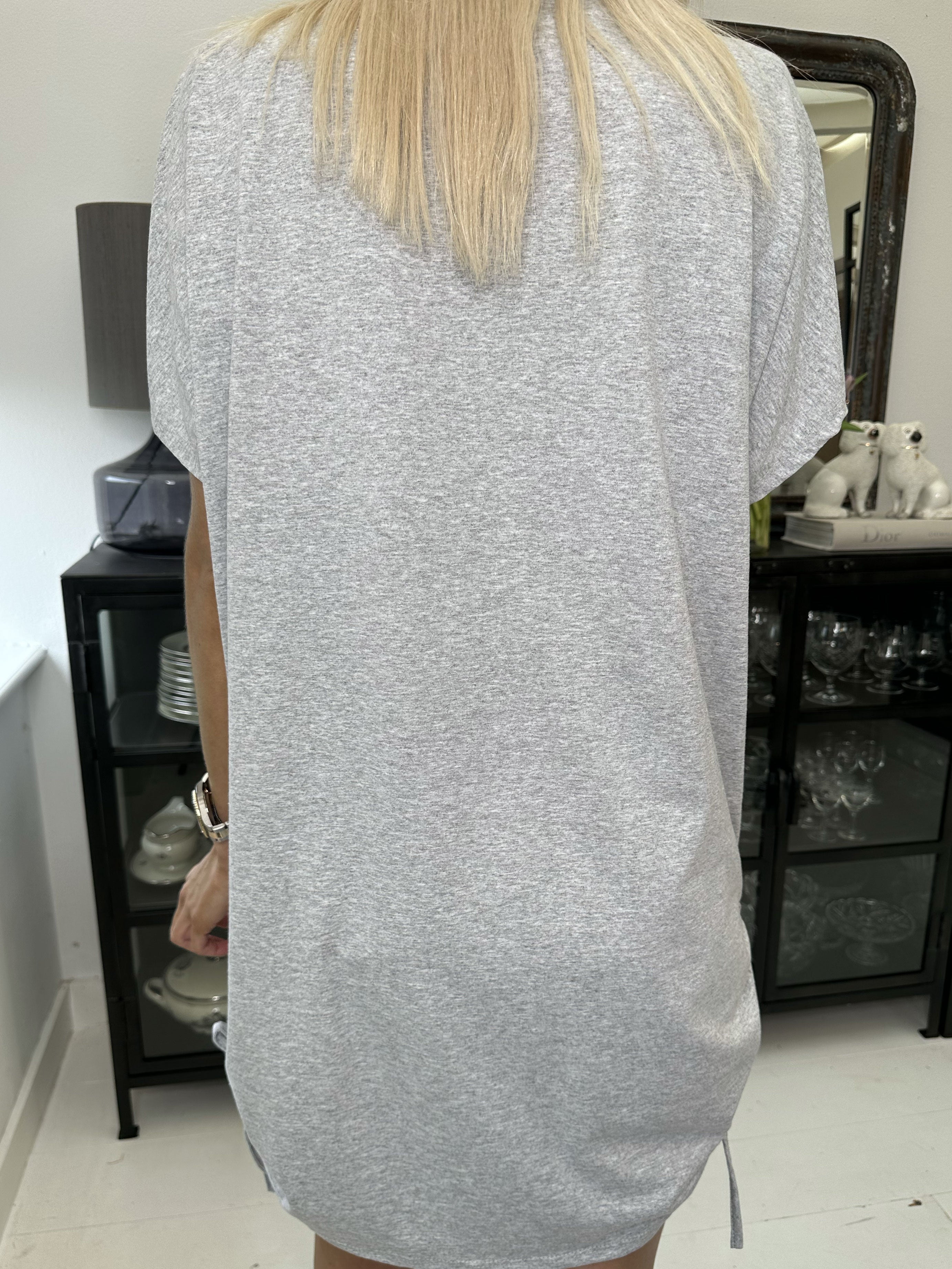 Linnea - T-shirt klänning med text och spets - Black